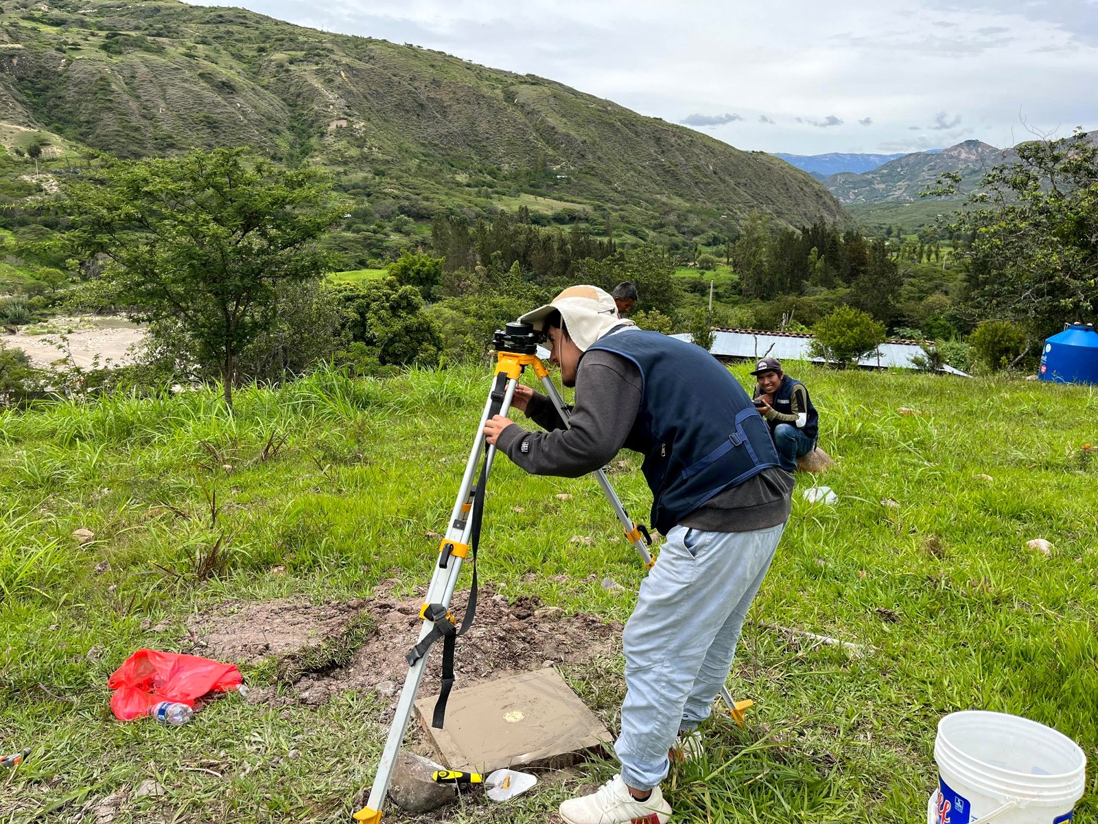 Trabajo topográfico en terreno